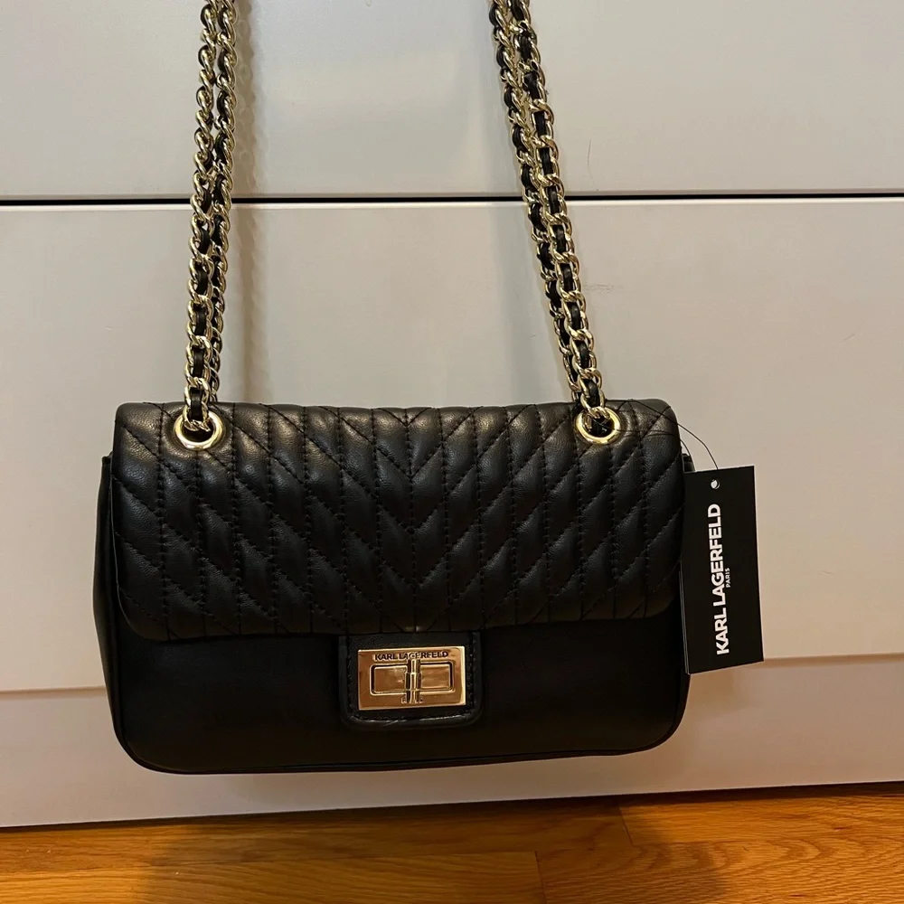 Karl Lagerfeld Quilted Leather Crossbody NWT, turn lock open and pocket in back! - Picture 4 of 9